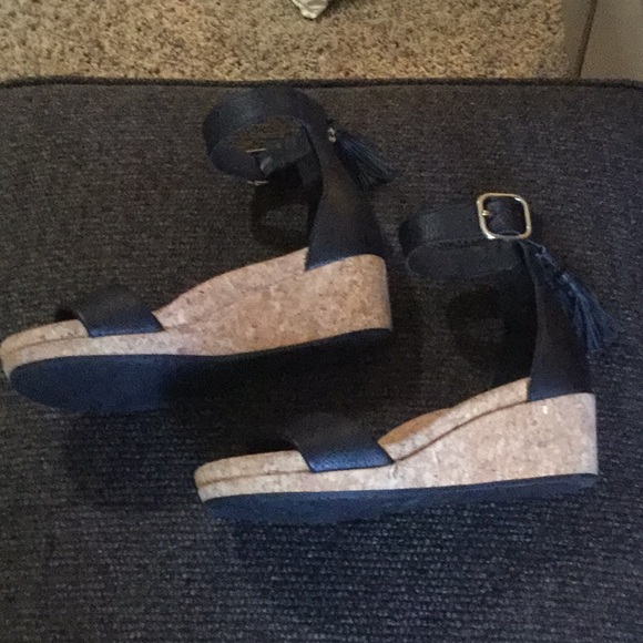 UGG WOMENS SANDALS ZOE OPEN TOE ZIP WEDGE SIZE 7 - Picture 2 of 5